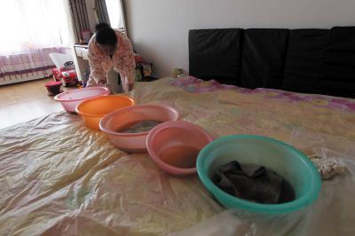 萨迦楼上漏水，住户失联，小区没物管，业主维权难！律师来支招……